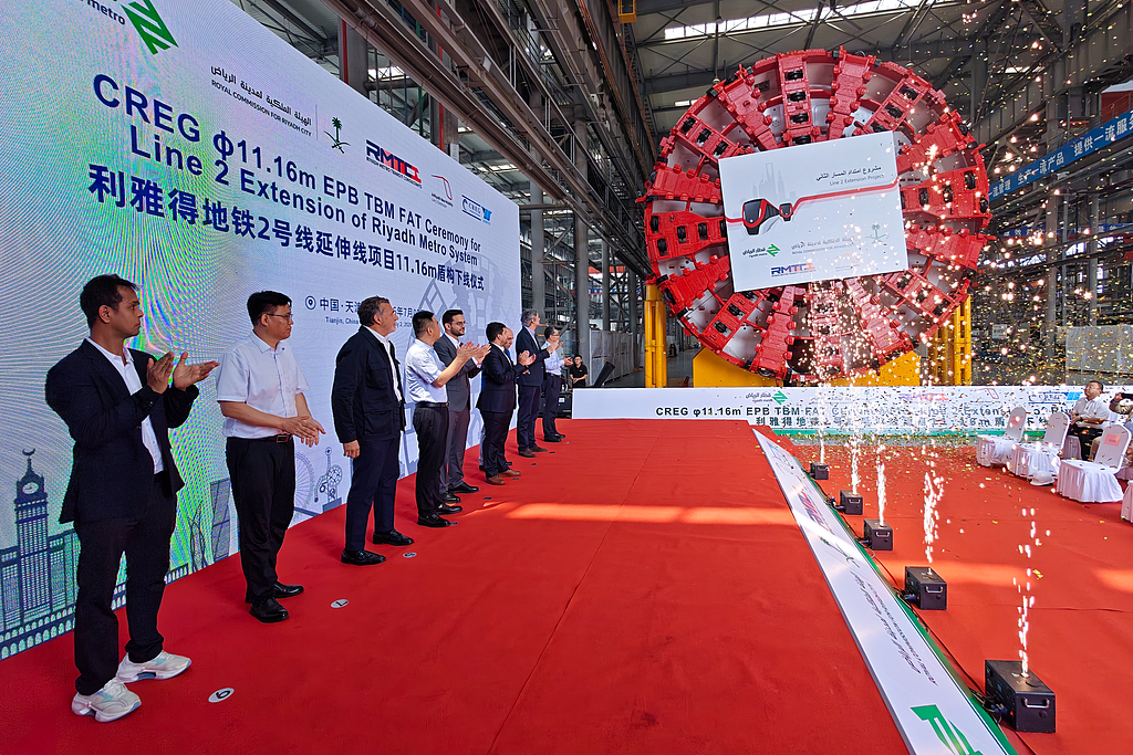 我国首台出口沙特阿拉伯盾构机在天津下线