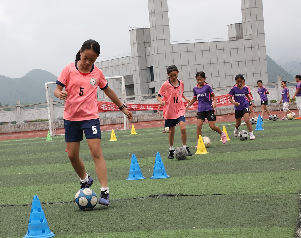湖南保靖：青少年进行足球训练乐享暑假