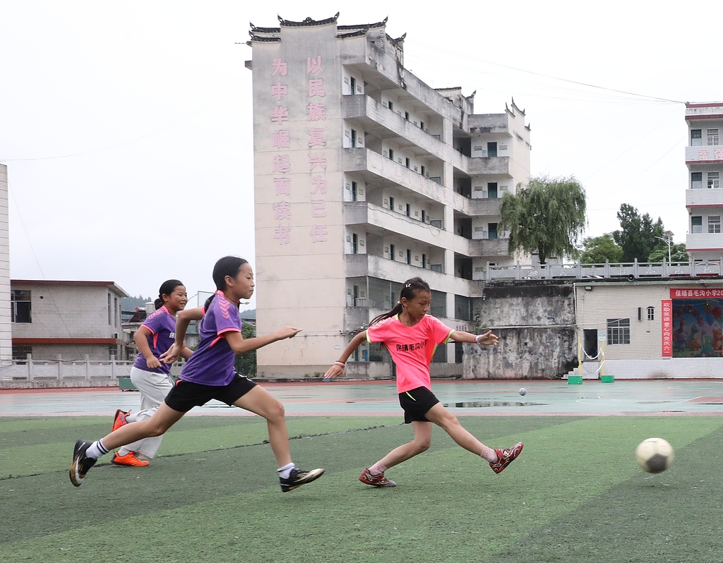 湖南保靖：青少年进行足球训练乐享暑假