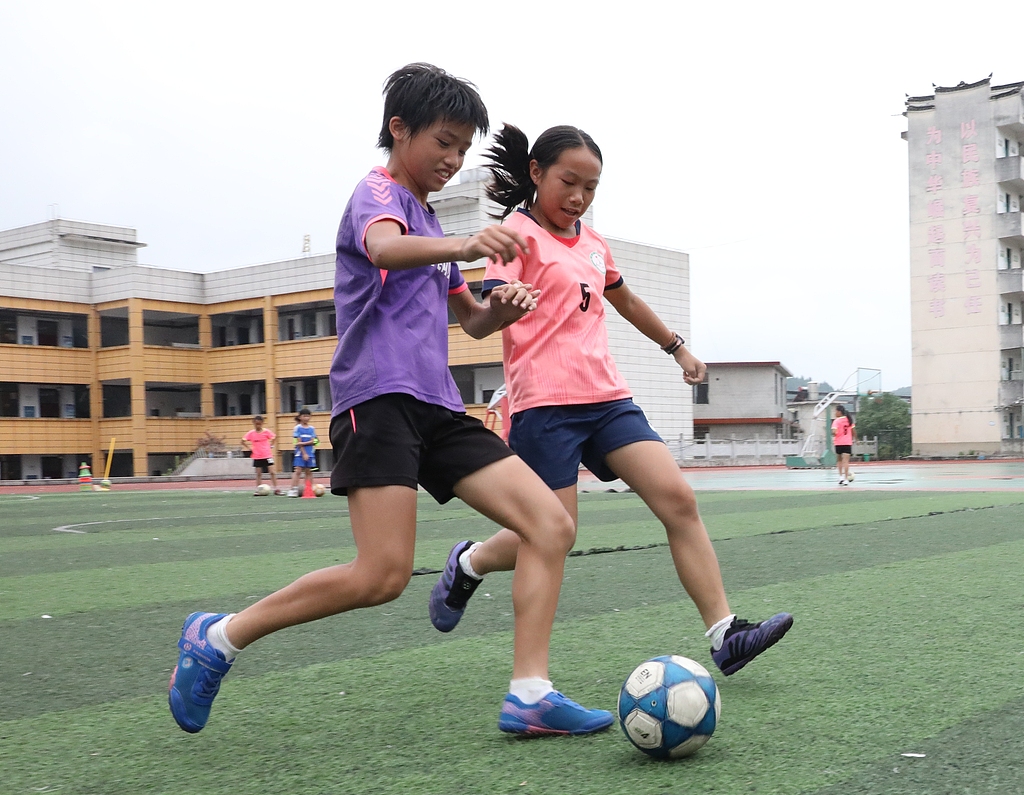 湖南保靖：青少年进行足球训练乐享暑假