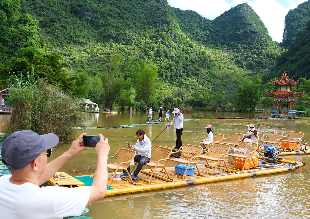 广西靖西：鹅泉景区消夏纳凉引客来