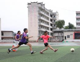 湖南保靖：青少年进行足球训练乐享暑假