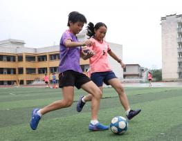 湖南保靖：青少年进行足球训练乐享暑假