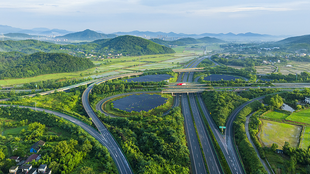 安徽芜湖：车辆在高速公路上行驶
