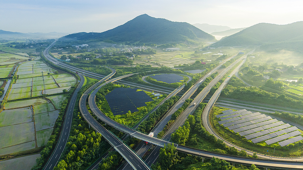 安徽芜湖：车辆在高速公路上行驶