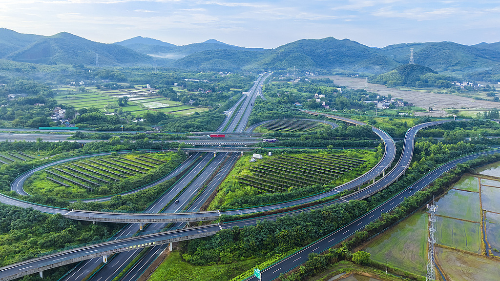 安徽芜湖：车辆在高速公路上行驶