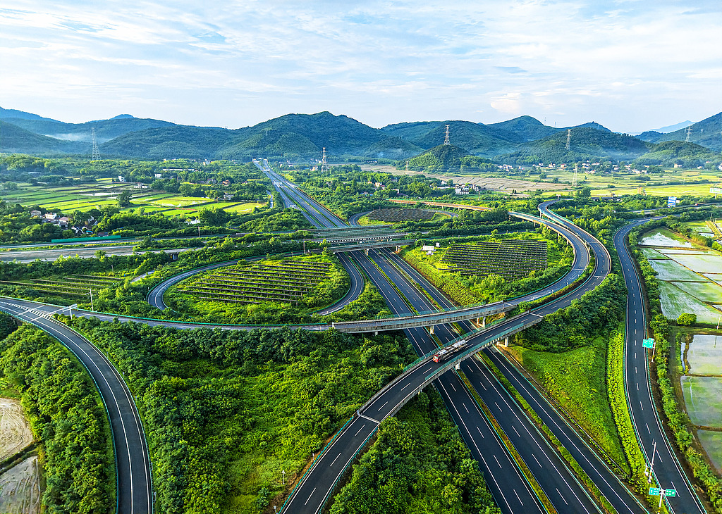 安徽芜湖：车辆在高速公路上行驶