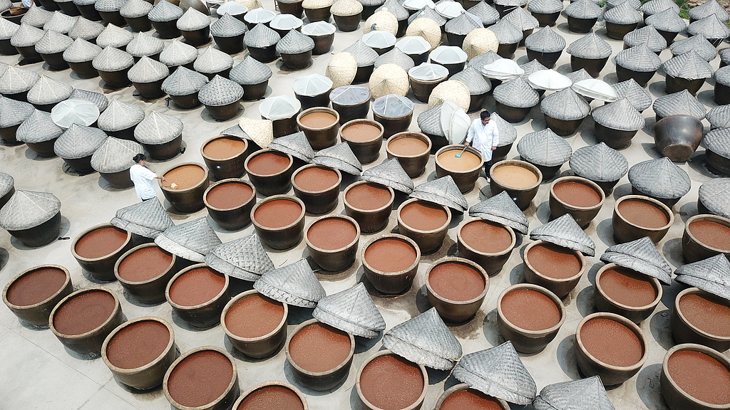 江苏连云港：工人在晾晒场上晒制酱料