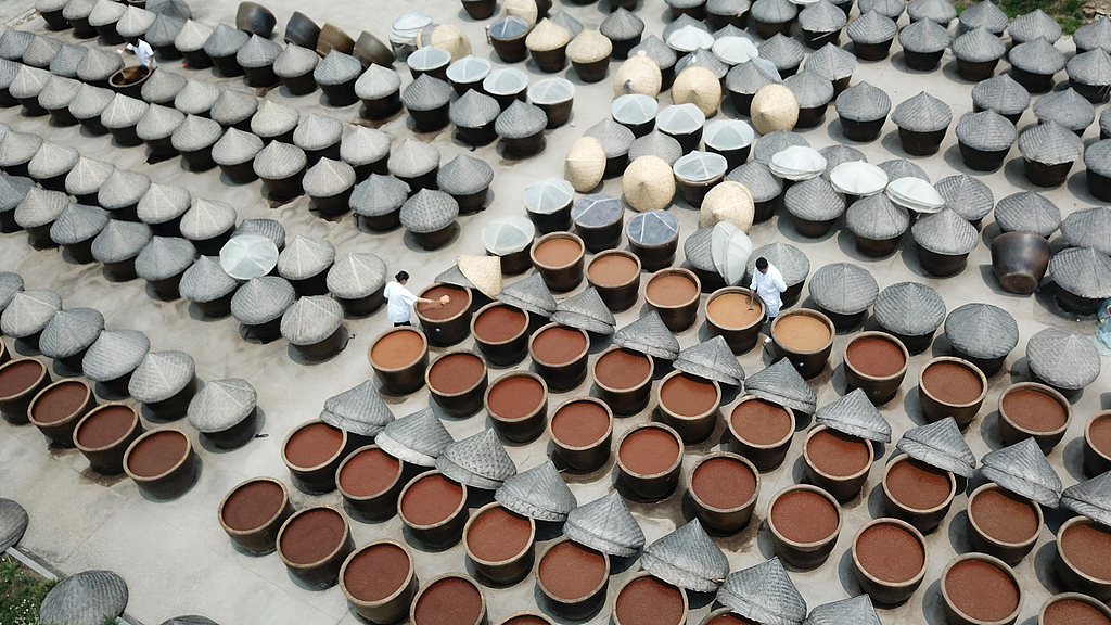 江苏连云港：工人在晾晒场上晒制酱料
