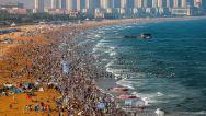山东青岛：金沙滩海水浴场游人如织