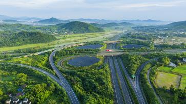 安徽芜湖：车辆在高速公路上行驶