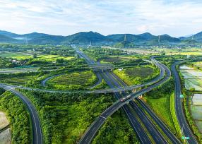 安徽芜湖：车辆在高速公路上行驶