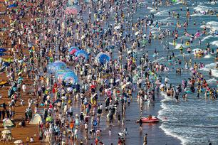 山东青岛：金沙滩海水浴场游人如织