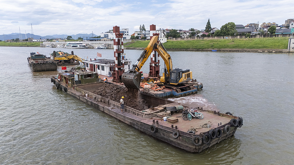 浙江兰溪：施工船只进行河道疏浚作业