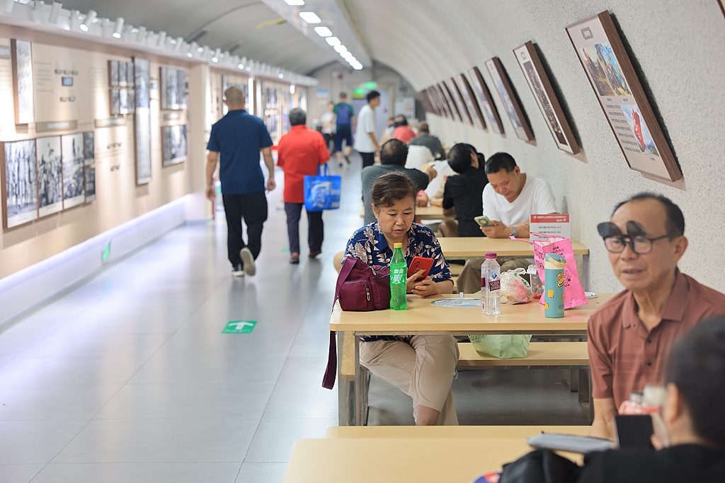 四川成都：市民进防空洞乐享天然清凉