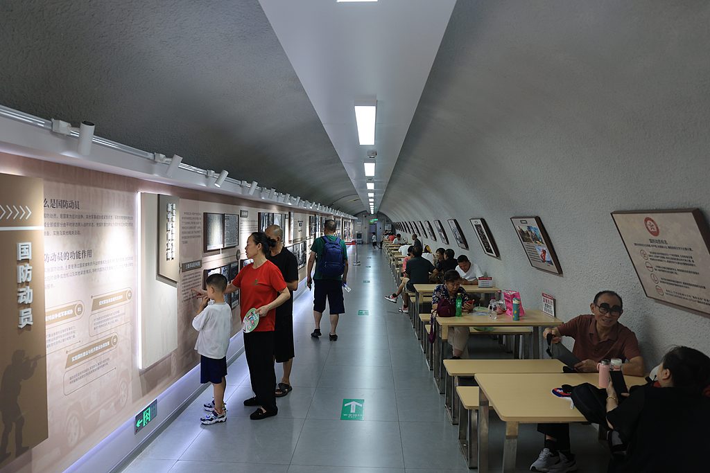 四川成都：市民进防空洞乐享天然清凉