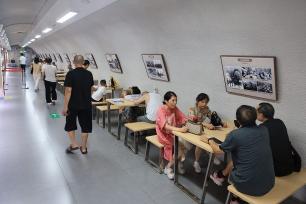 四川成都：市民进防空洞乐享天然清凉