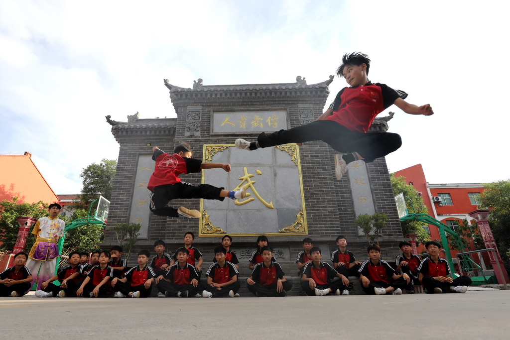 河南焦作：青少年习练太极拳度暑假