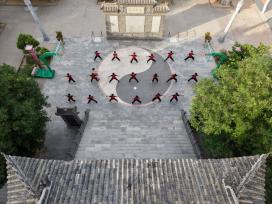 河南焦作：青少年习练太极拳度暑假