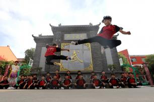 河南焦作：青少年习练太极拳度暑假