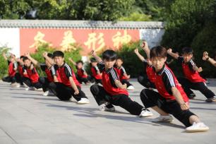 河南焦作：青少年习练太极拳度暑假