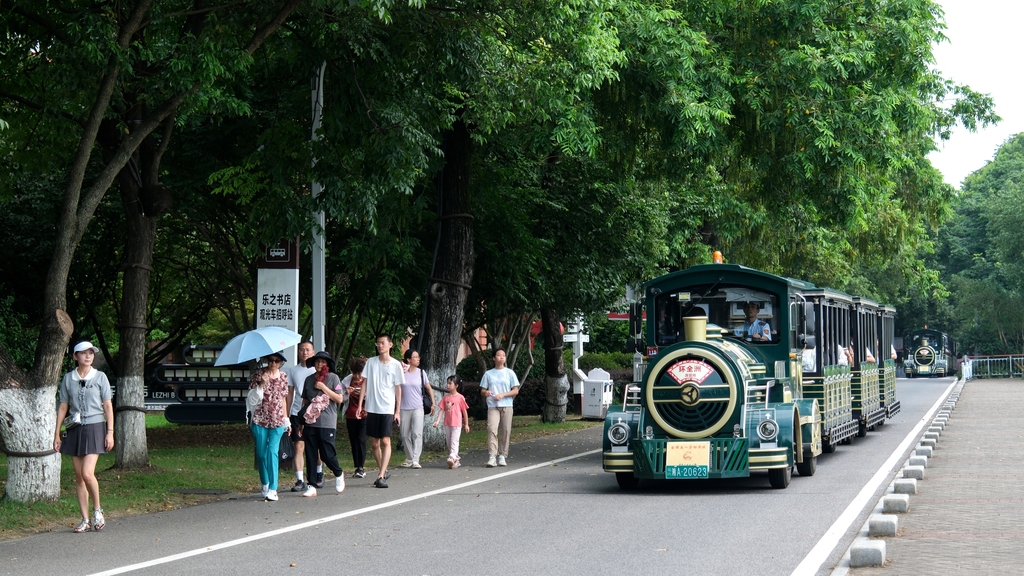 湖南长沙：橘子洲景区暑期旅游持续升温