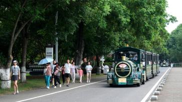 湖南长沙：橘子洲景区暑期旅游持续升温