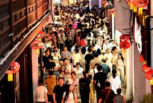 江苏苏州：游客夜游山塘街 领略江南水乡魅力
