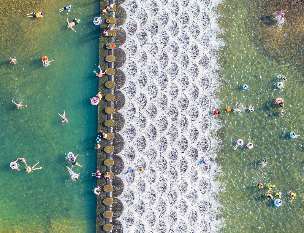 浙江长兴：市民夏日戏水乐享清凉