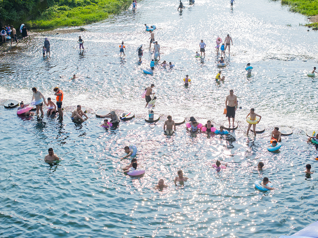 浙江长兴：市民夏日戏水乐享清凉