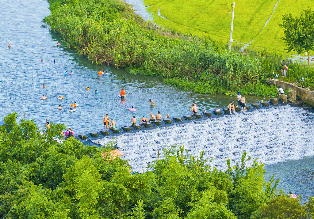 浙江长兴：市民夏日戏水乐享清凉