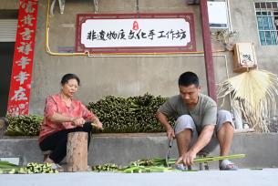 四川内江：村民翻晒蒲葵加工蒲扇