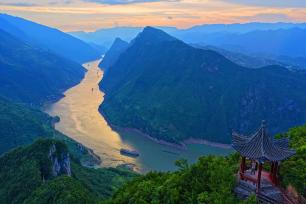 湖北巴东：金色巫峡映大江