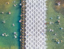 浙江长兴：市民夏日戏水乐享清凉
