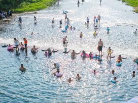 浙江长兴：市民夏日戏水乐享清凉