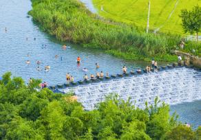 浙江长兴：市民夏日戏水乐享清凉