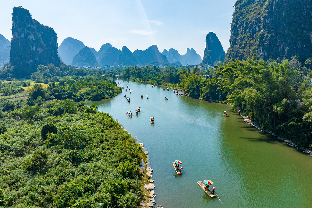 广西桂林：游客乘坐竹筏观赏遇龙河美景
