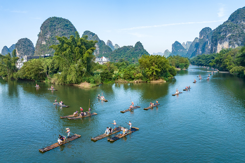 广西桂林：游客乘坐竹筏观赏遇龙河美景
