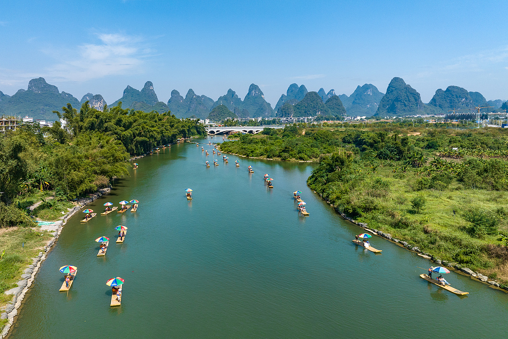 广西桂林：游客乘坐竹筏观赏遇龙河美景
