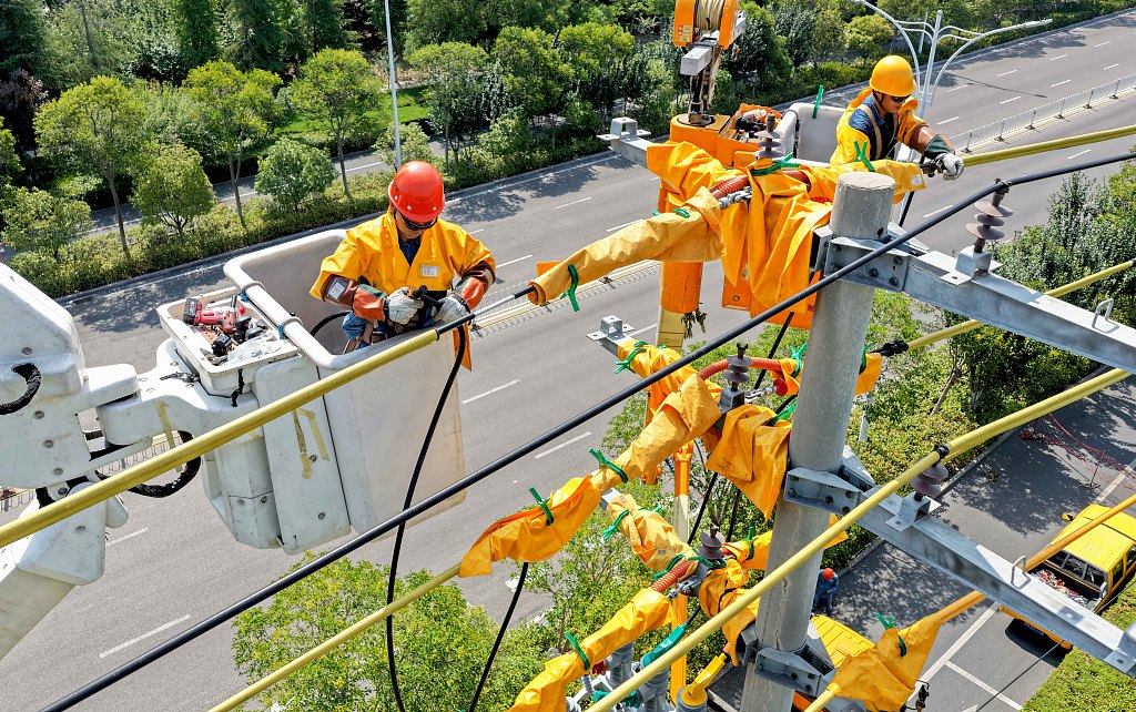 安徽亳州：工作人员加装分段开关