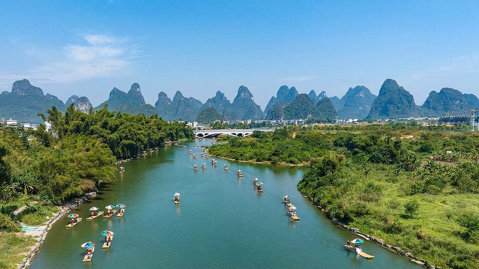 广西桂林：游客乘坐竹筏观赏遇龙河美景