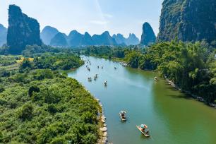 广西桂林：游客乘坐竹筏观赏遇龙河美景