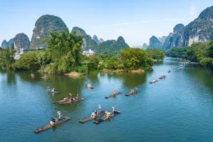 广西桂林：游客乘坐竹筏观赏遇龙河美景