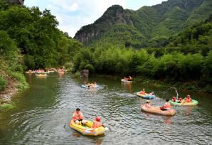 浙江金华：游客三伏天漂流纳清凉
