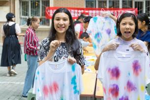 新疆乌鲁木齐：非遗扎染丰富孩子暑期生活