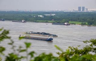 安徽芜湖：长江黄金水道运输忙