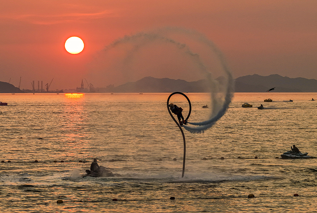 山东荣成：海水浴场乐享清凉