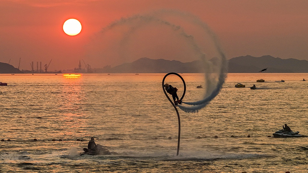山东荣成：海水浴场乐享清凉
