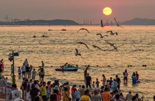 山东荣成：海水浴场乐享清凉