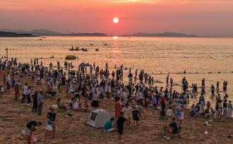 山东荣成：海水浴场乐享清凉